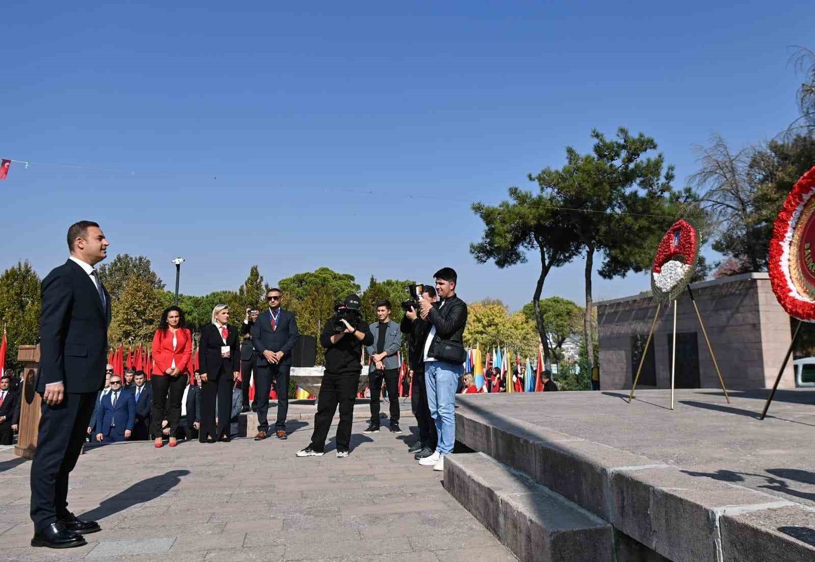 Cumhuriyet’in 101. yılında Atatürk Anıtı’na çelenk sunuldu