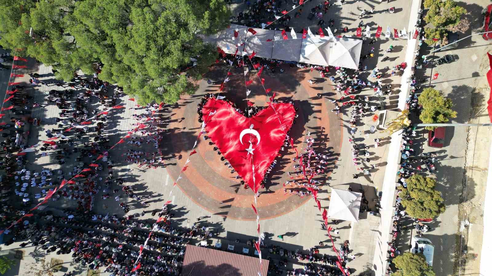 Kuyucak’ta Cumhuriyet coşkusu meydanlara sığmadı