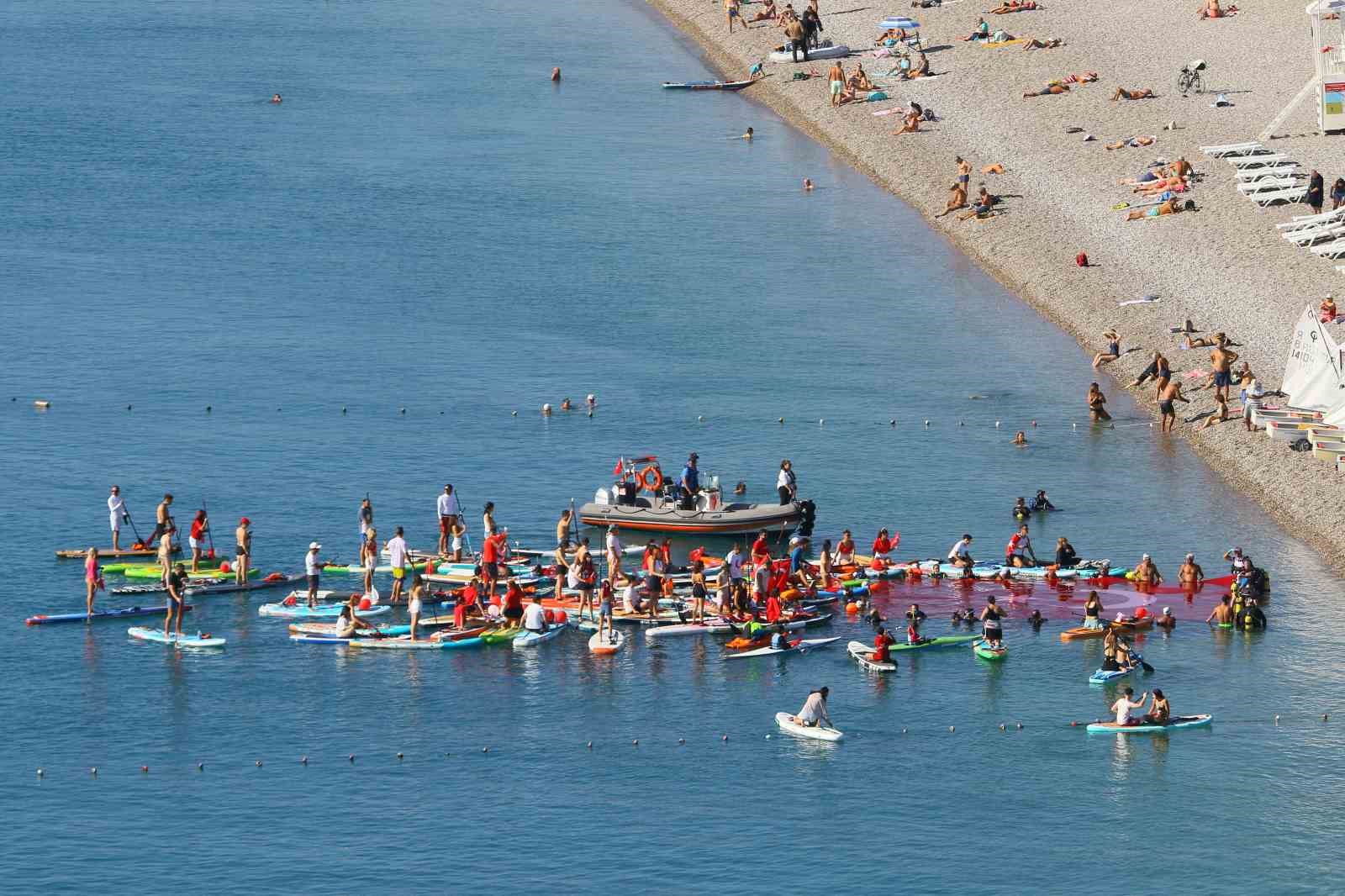 Antalya’da dalgıçlar denizde dev Türk bayrağı açtı