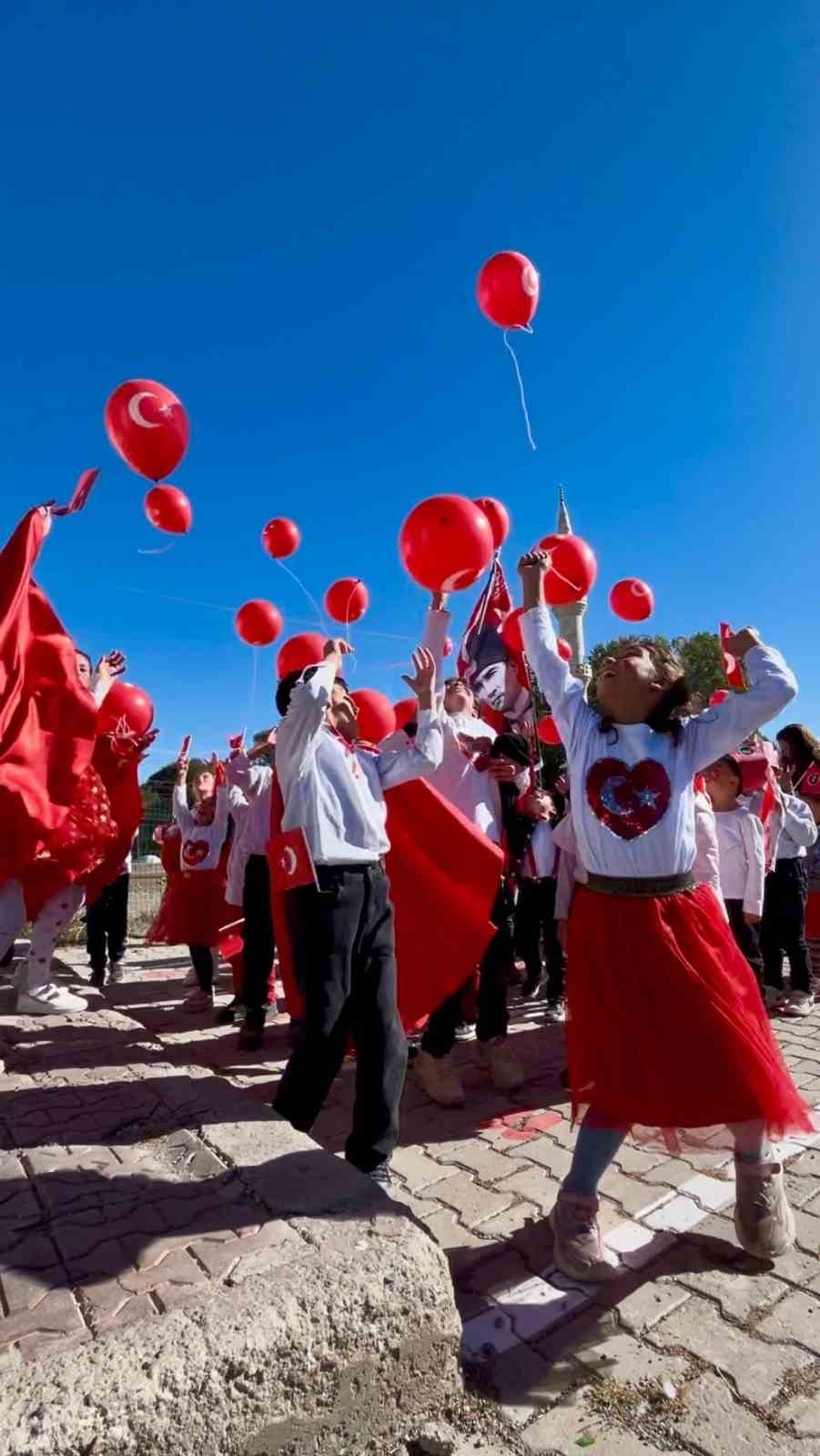 Patnos Sağrıca Köyü ilkokulu öğrencileri Cumhuriyetin 101. yılını coşkuyla kutladı