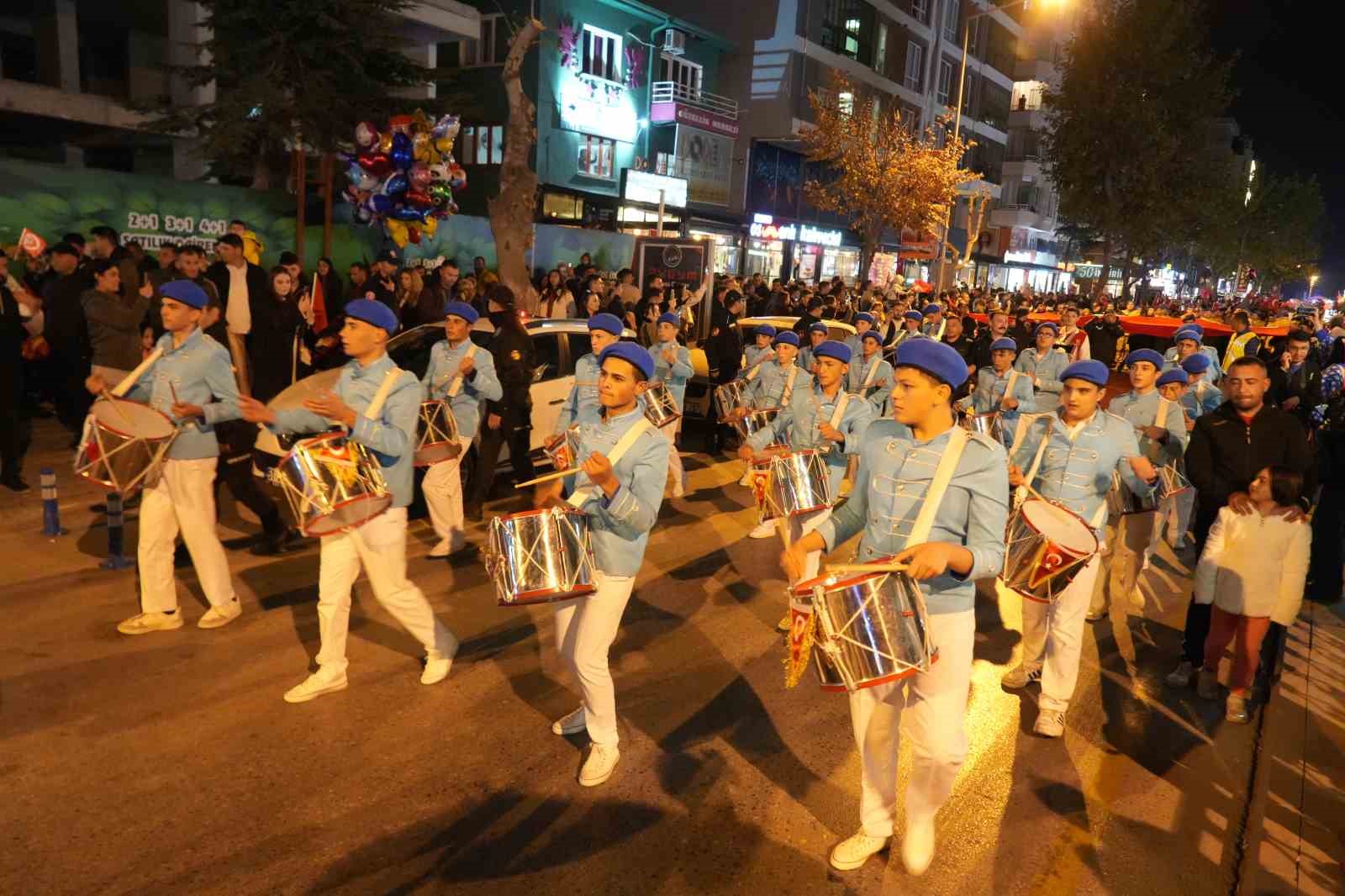 29 Ekim Cumhuriyet Bayramı’nda Niğde’de fener alayı düzenlendi