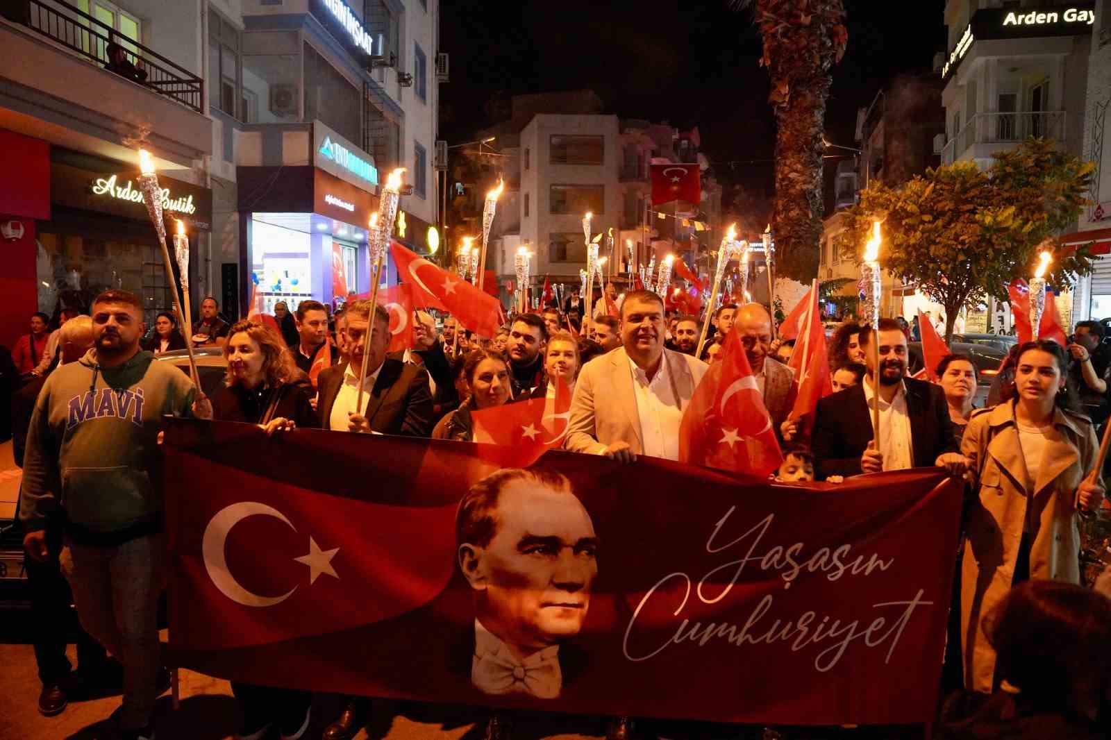 Seferihisar’da cumhuriyet coşkusu ile fener alayı