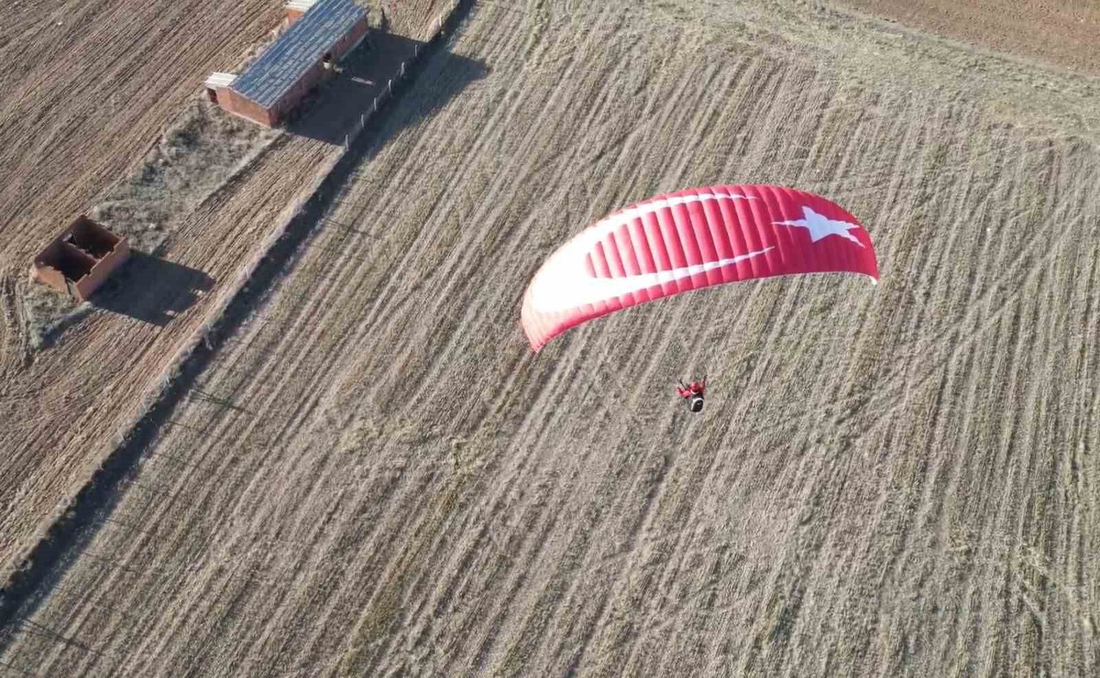 Yamaç paraşütü sporcuları, 29 Ekim Cumhuriyet Bayramı’nı gökyüzünde kutladı