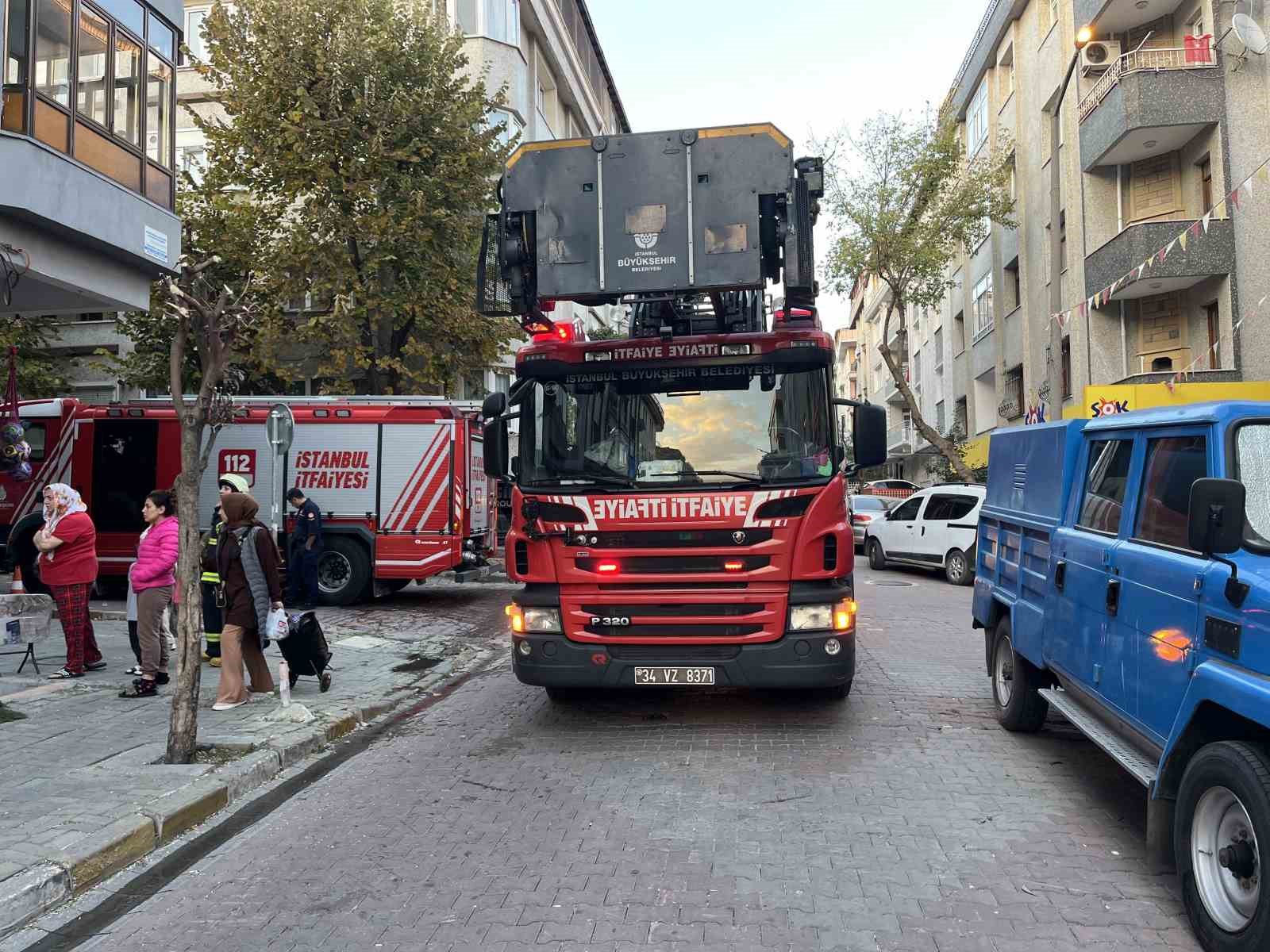 Avcılar’da yangın çıkan dairede mahsur kalan tavşanı itfaiye kurtardı