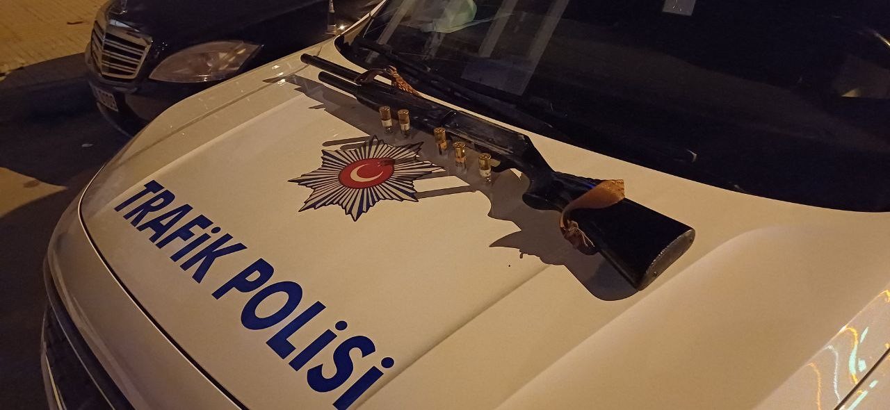 Trafik polislerinin şüphelendiği araçta tüfek ele geçirildi