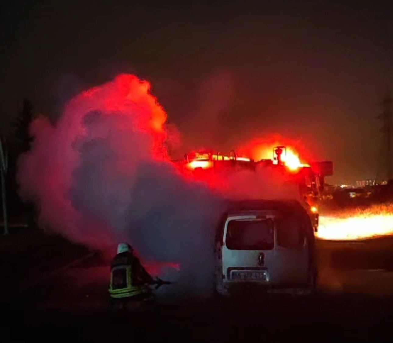 Elazığ’da seyir halindeki araç alev topuna döndü