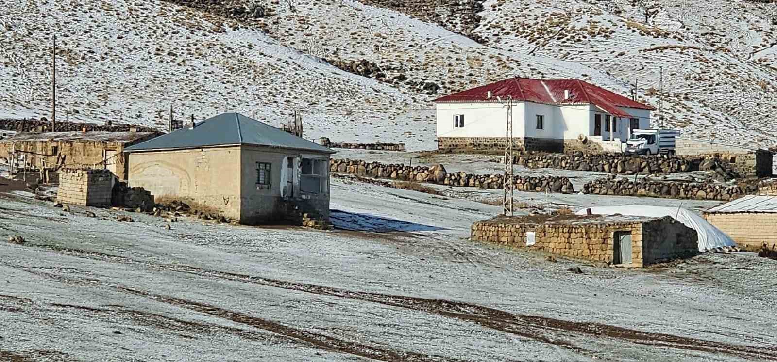 Türkiye’nin en yüksek rakımlı köyü beyaza büründü