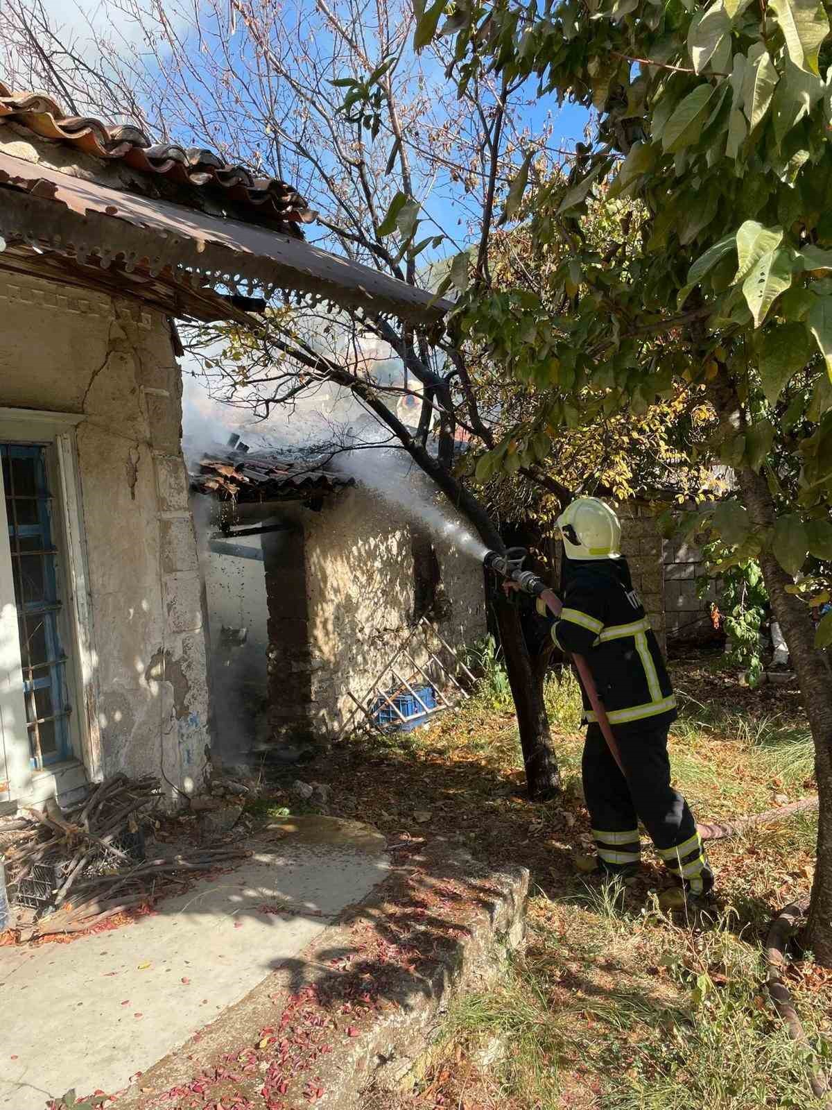 Ula’da metruk bina yangını