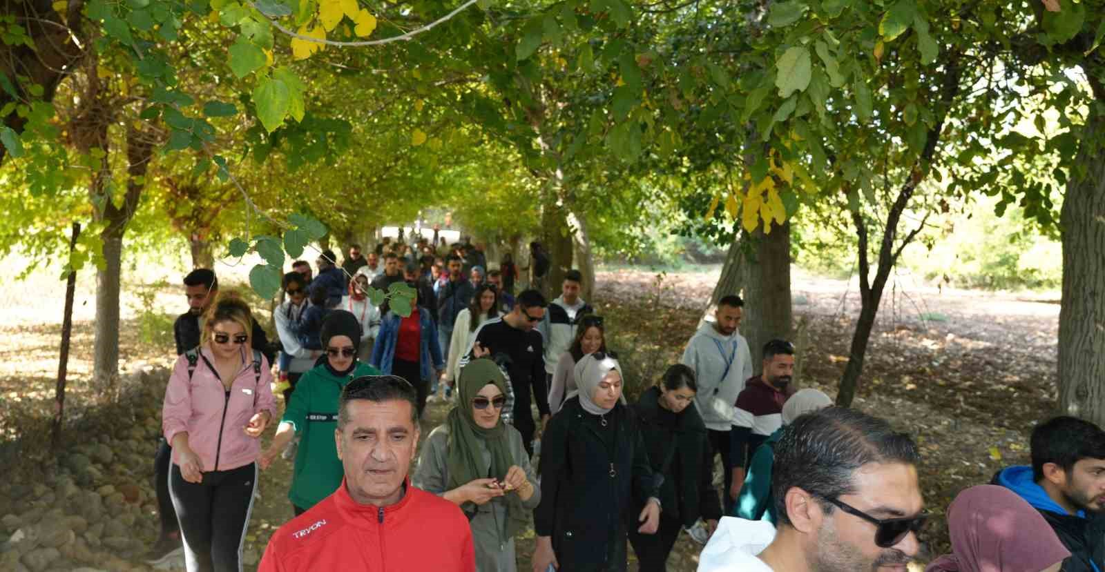 Depremzede öğretmenler doğa yürüyüşünde bir araya geldi