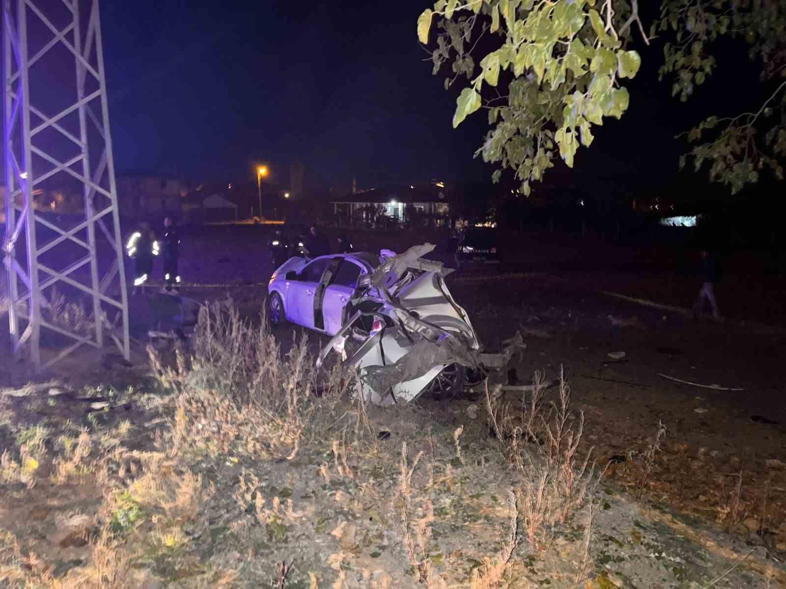 Amasya’da alkollü sürücünün kullandığı otomobil ağaca çarparak parçalandı: 2 ölü, 2 yaralı