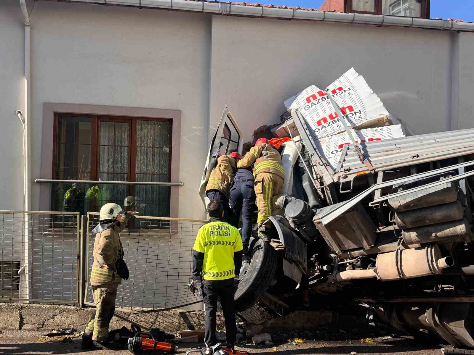 Kartal’da kontrolden çıkan tır eve girdi: 1 yaralı