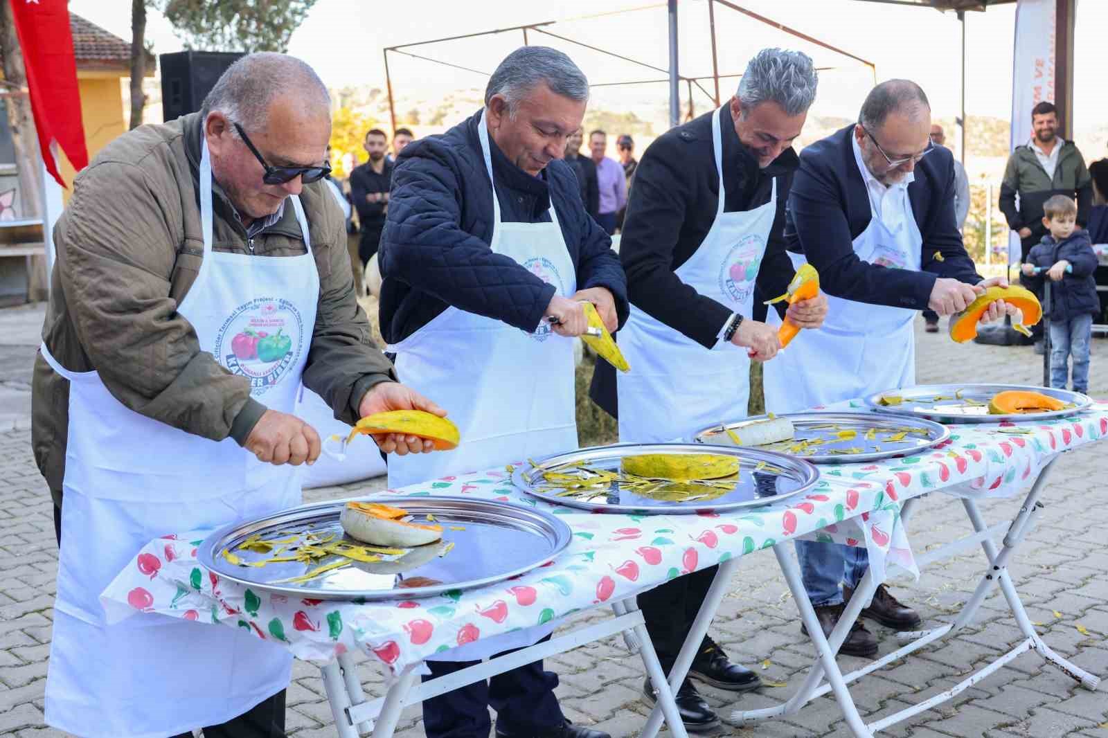 Protokol üyeleri kabak dilimini en kısa sürede soymak için yarıştı