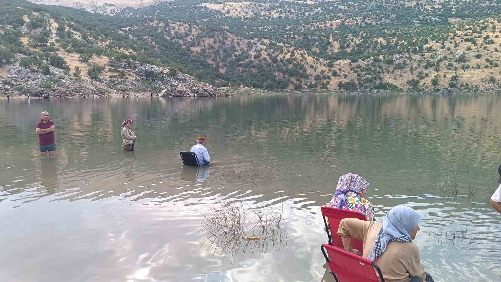 vatandaslar-sifa-bulmak-icin-daglarin-arasinda-kilometrelerce-yol-gidiyor