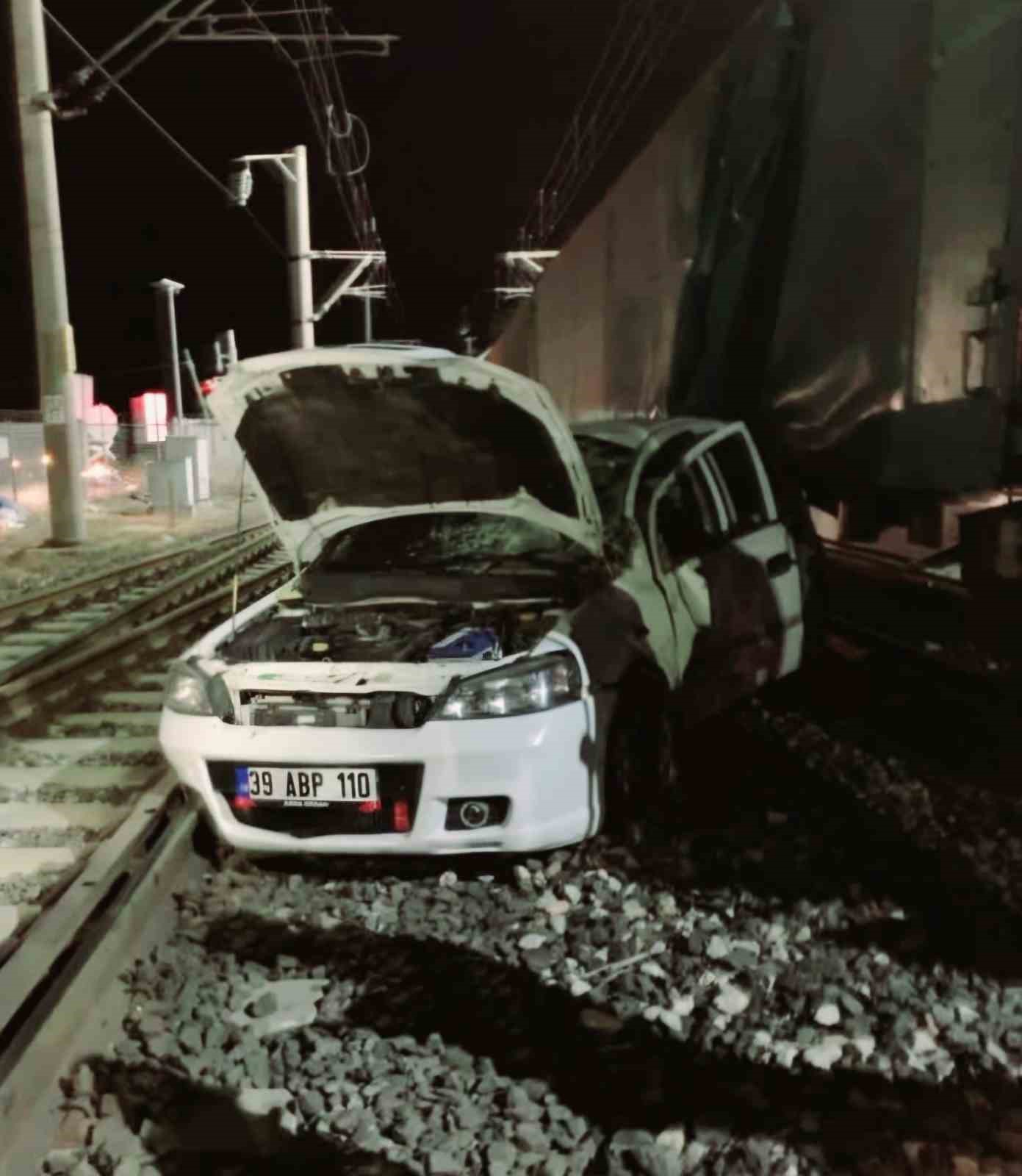 Lüleburgaz’da yük treni ile otomobil çarpıştı: 2 yaralı