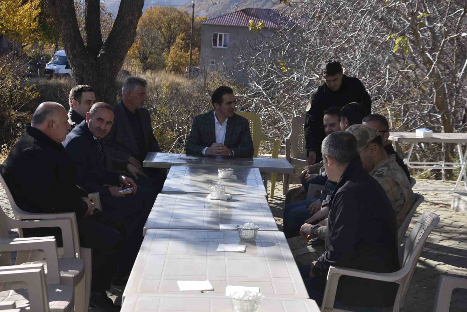 Vali Karakaya yolları yapılan köylerde incelemelerde bulundu