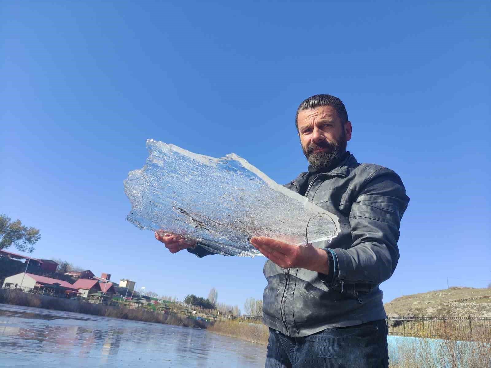 Ardahan’da Kura Nehri buz tuttu