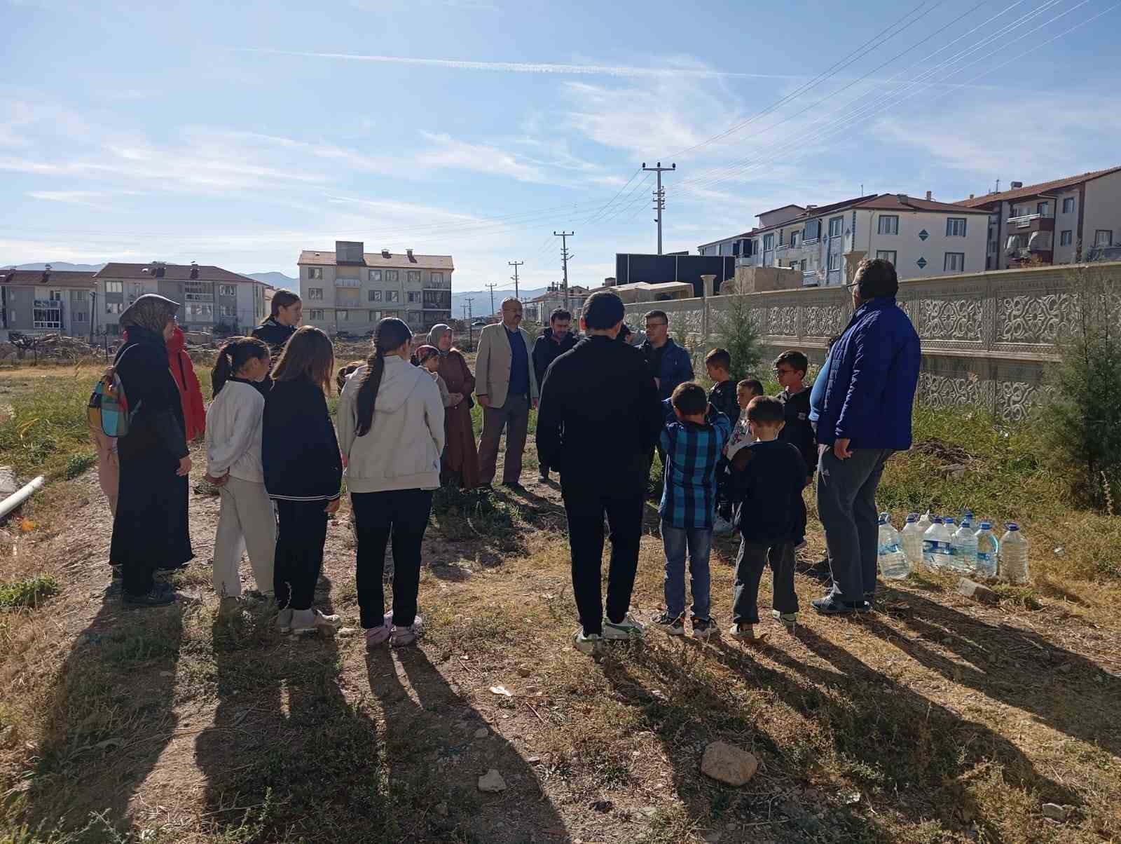 Gediz’de “Bir İyilik, Bir Fidan” etkinliği ile fidanlar toprakla buluştu