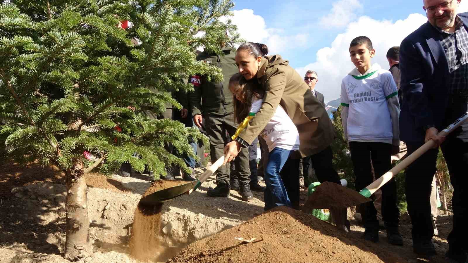 Burdur’da “Geleceğe nefes insanlığa nefes” diyerek 8 bin 850 fidan toprakla buluşturuldu