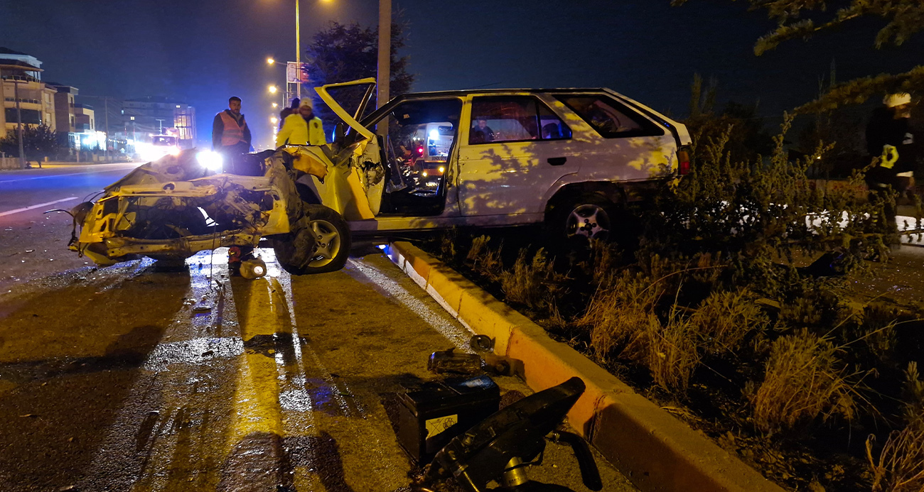 Karaman’da otobüsü sollamak isteyen otomobil refüjdeki ağaçlara çarptı: 2’si çocuk 4 yaralı