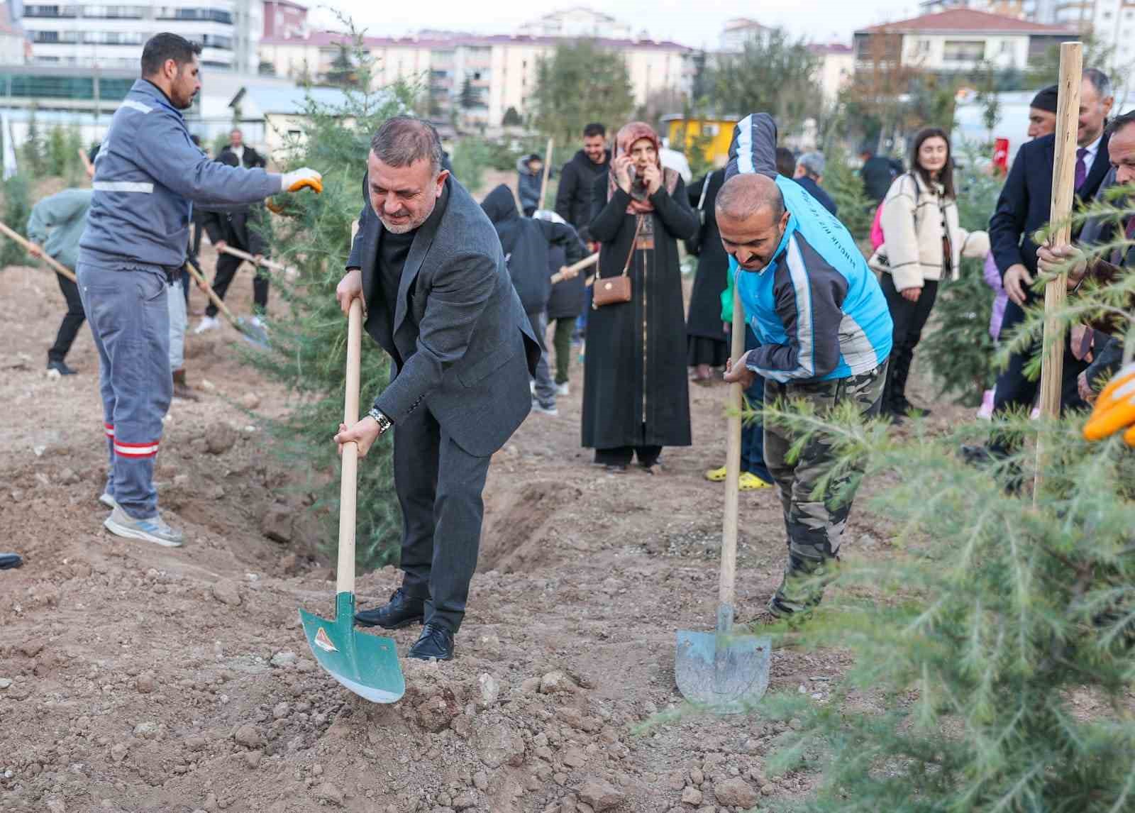 Sincan Belediye Başkanı Ercan, vatandaşlar ile birlikte fidan dikti