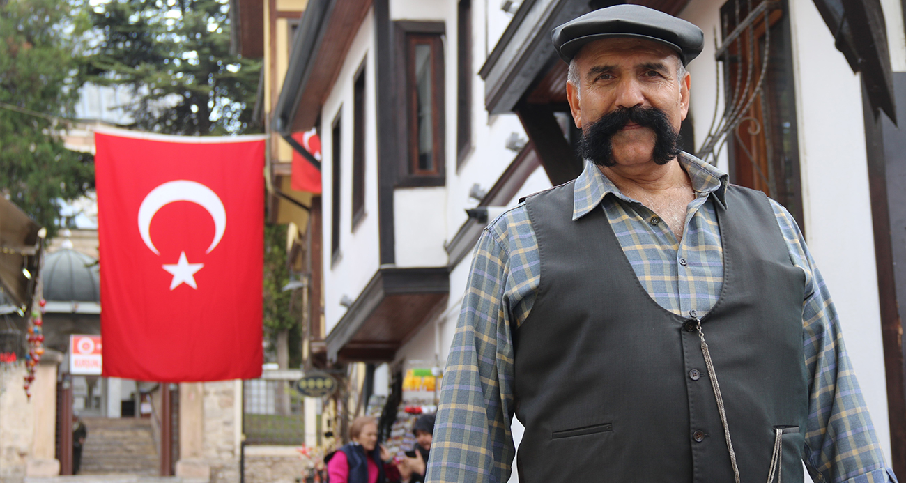 53 yıl sonra yöresel kıyafetlerini giymek için Almanya'dan vatanına döndü