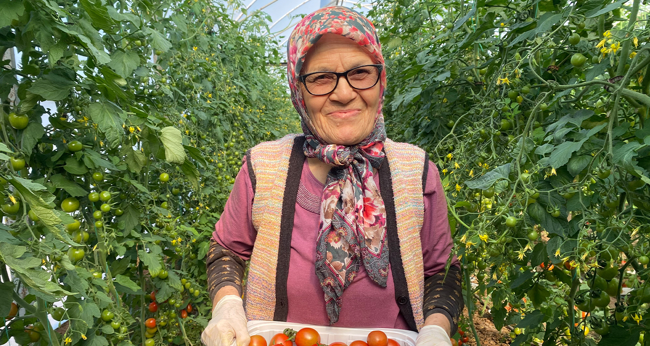 Kocası 5 çocuğuyla bırakıp kaçınca 46 sene ev temizledi, şimdi ise 75 yaşında serada çalışıyor