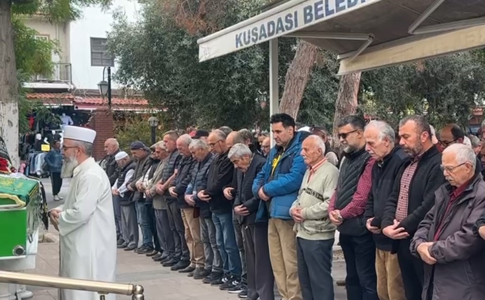 Kafeye dalan otomobilin altında kalmıştı