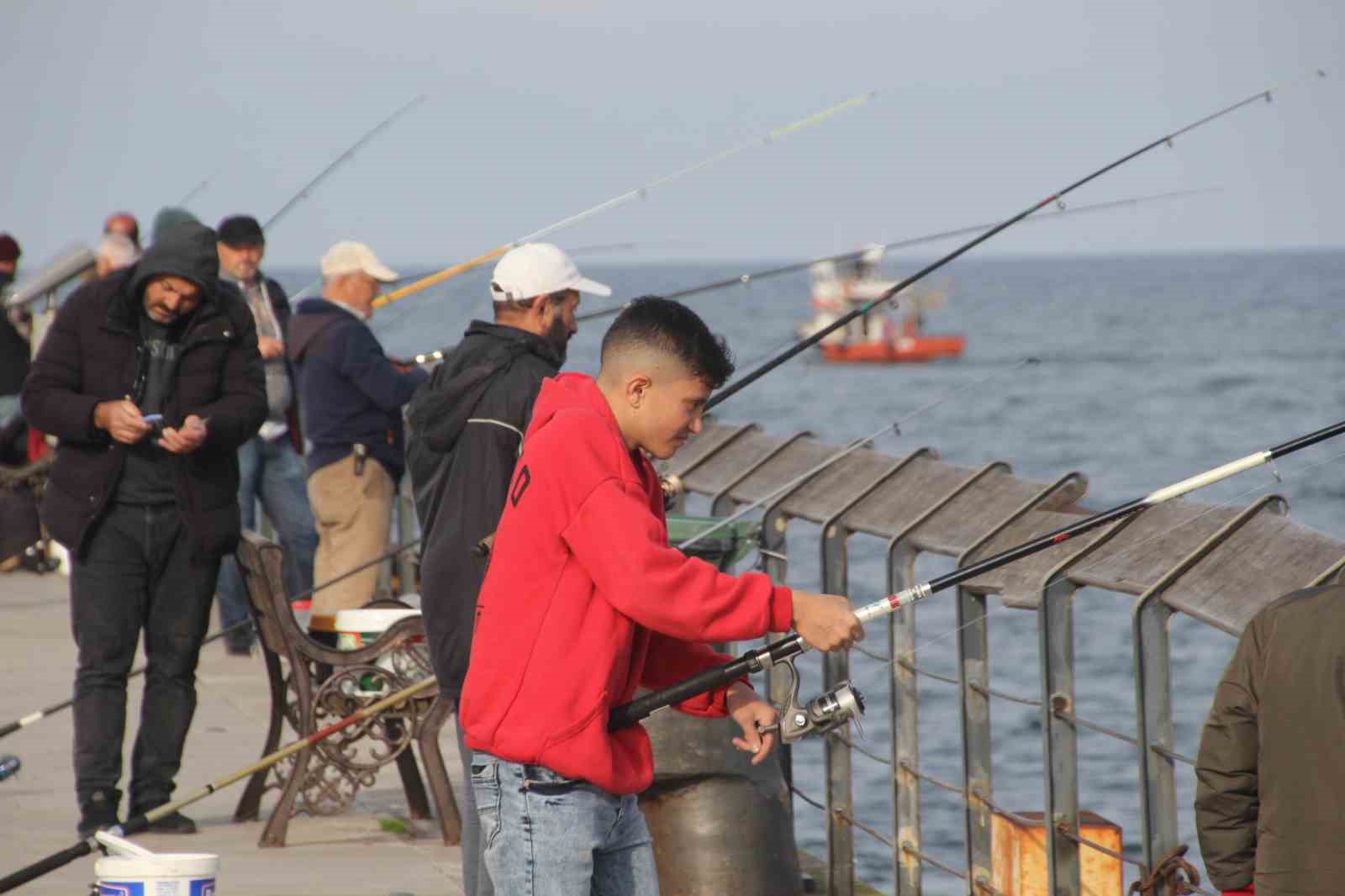 Ordu’da amatör balıkçılar rıhtıma akın etti