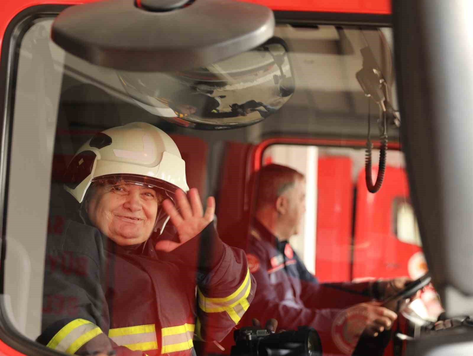 67 yaşındaki kadının ’itfaiyeci’ olma hayali gerçekleşti