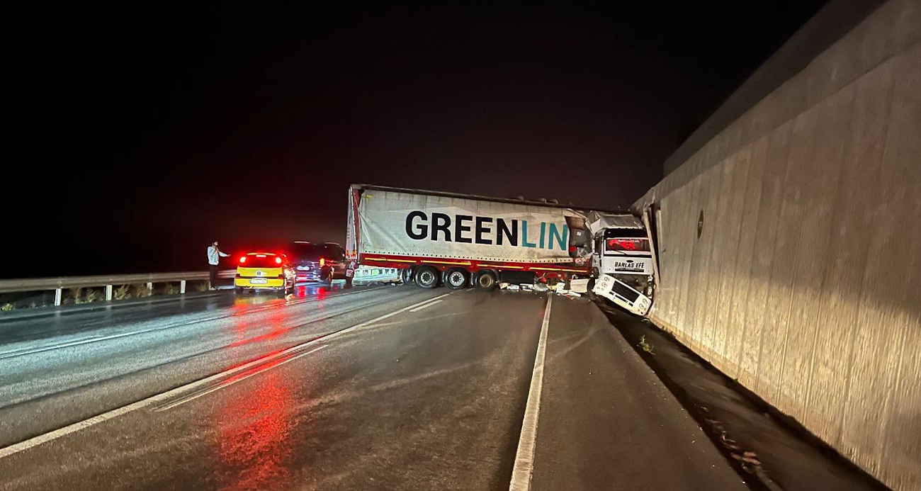 Bursa’da kontrolden çıkan tır, yol kenarındaki istinat duvarına çarptı