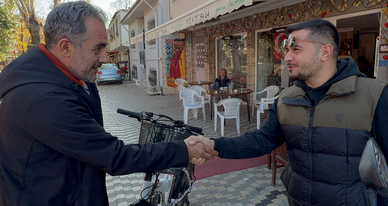 Ipone ile motosikletini takas etti, üzerine de 10 gün bedava kavurma yiyecek