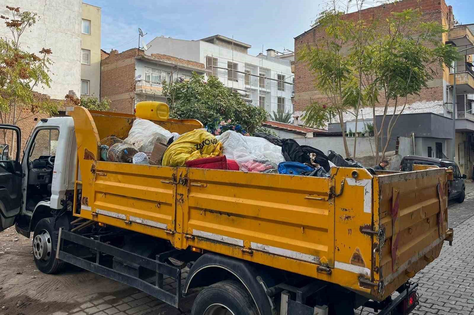 Efeler’deki evden 2 kamyon çöp çıktı