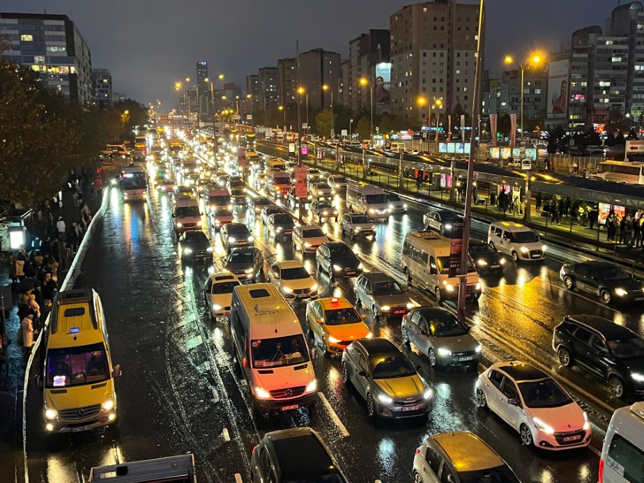 İstanbul’da haftanın son gününde trafik yüzde 90’a ulaştı