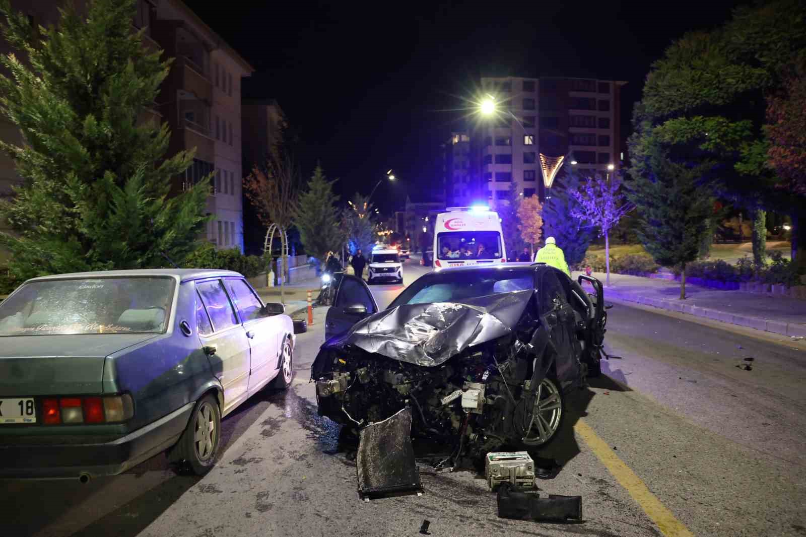 Alkollü sürücü 4 araca çarparak durabildi, ortalık savaş alanına döndü