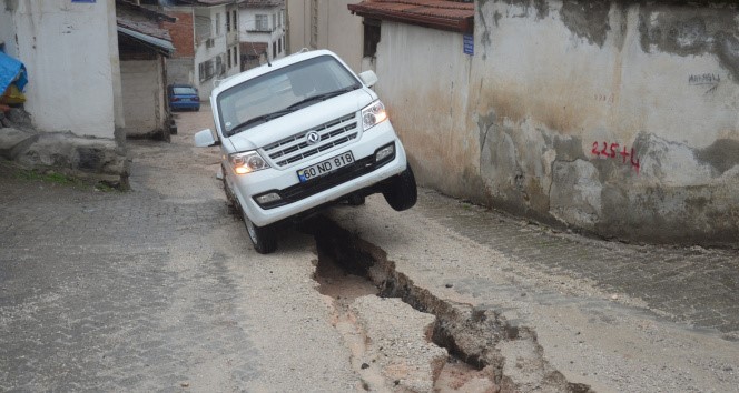 Niksar’da, belediye çalışmaları yetersiz kaldı, araç çukura saplandı