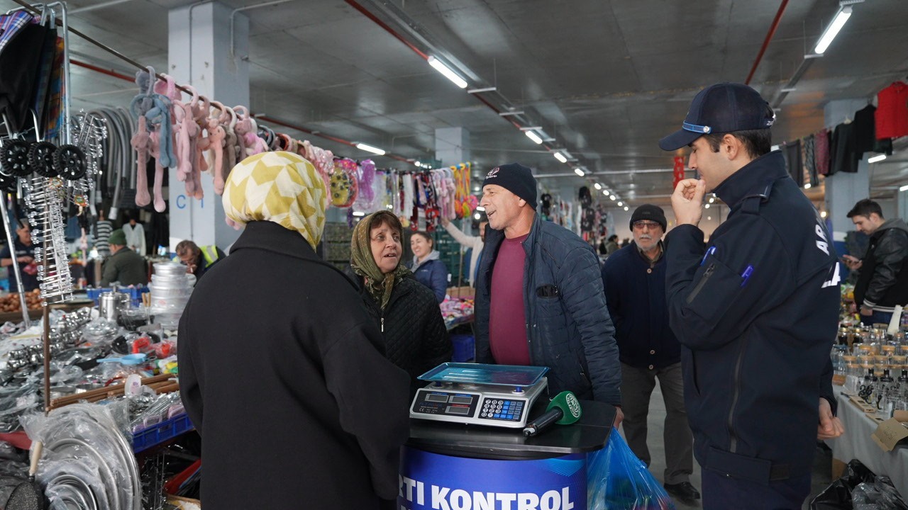 Arnavutköy’de zabıta ekiplerinden pazar alanlarında denetmi