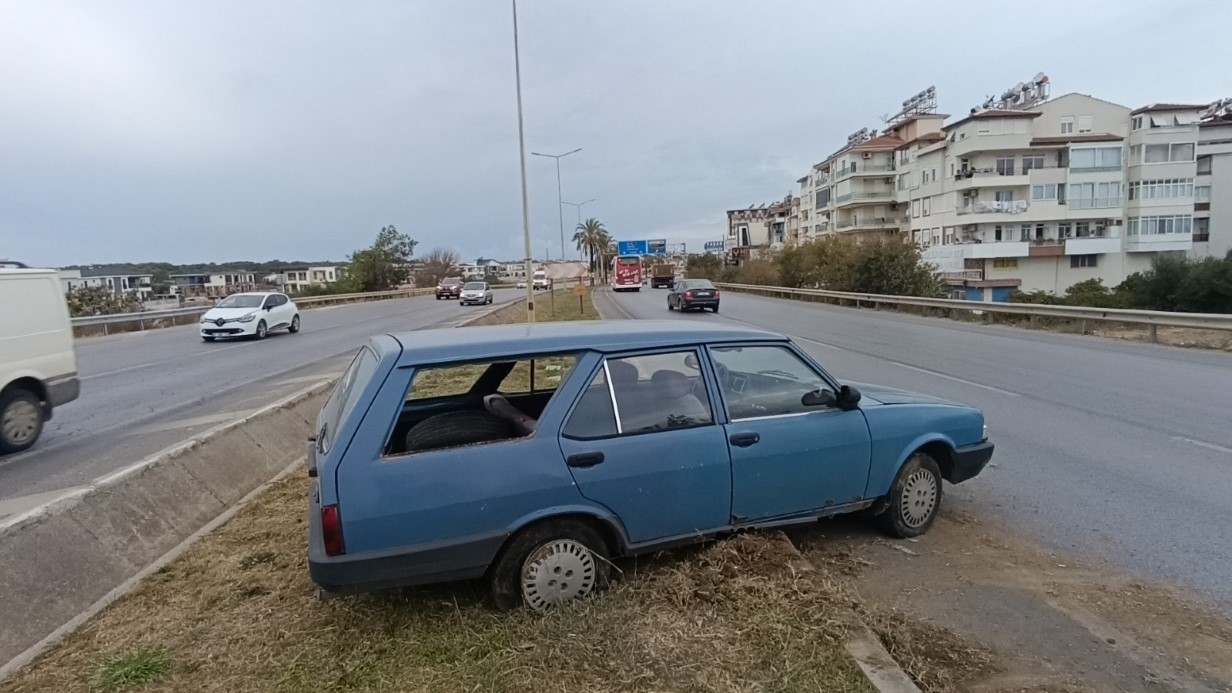 Seyir halindeyken lastiği patlayan Tofaş kanalı aşıp refüje uçtu