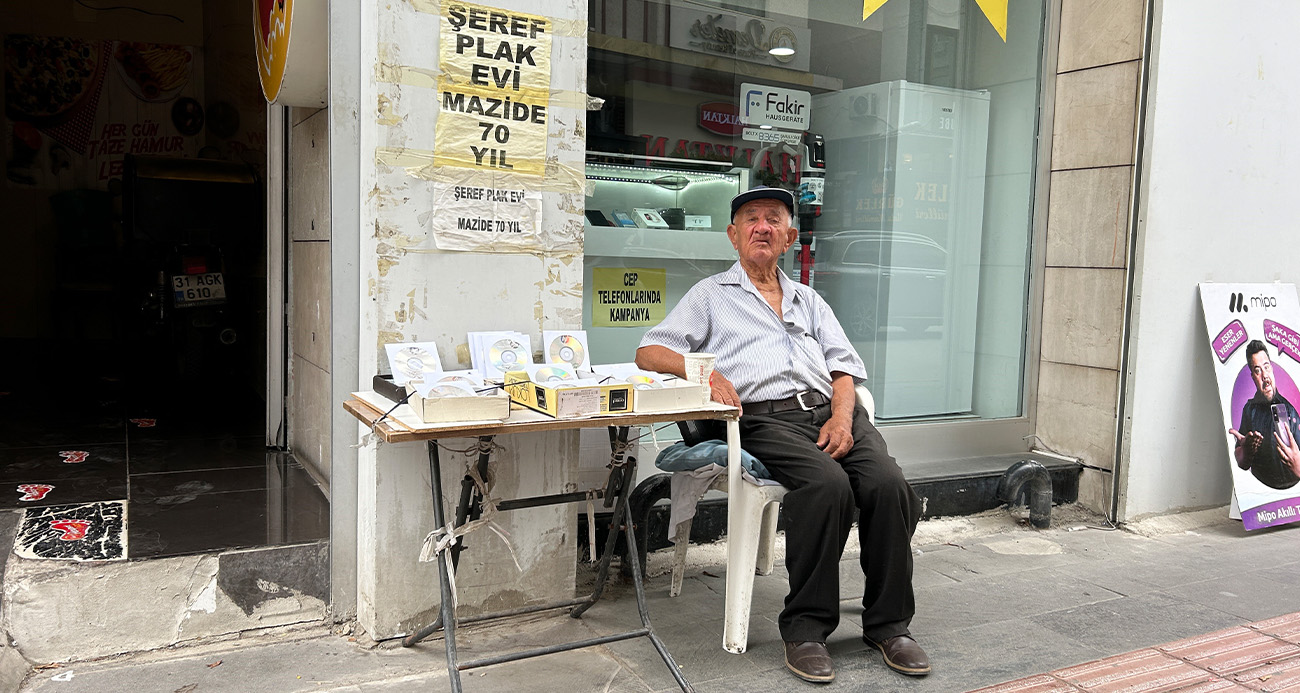 90 yaşındaki adam, 70 yıldır plak ve CD satarak mesai yapıyor