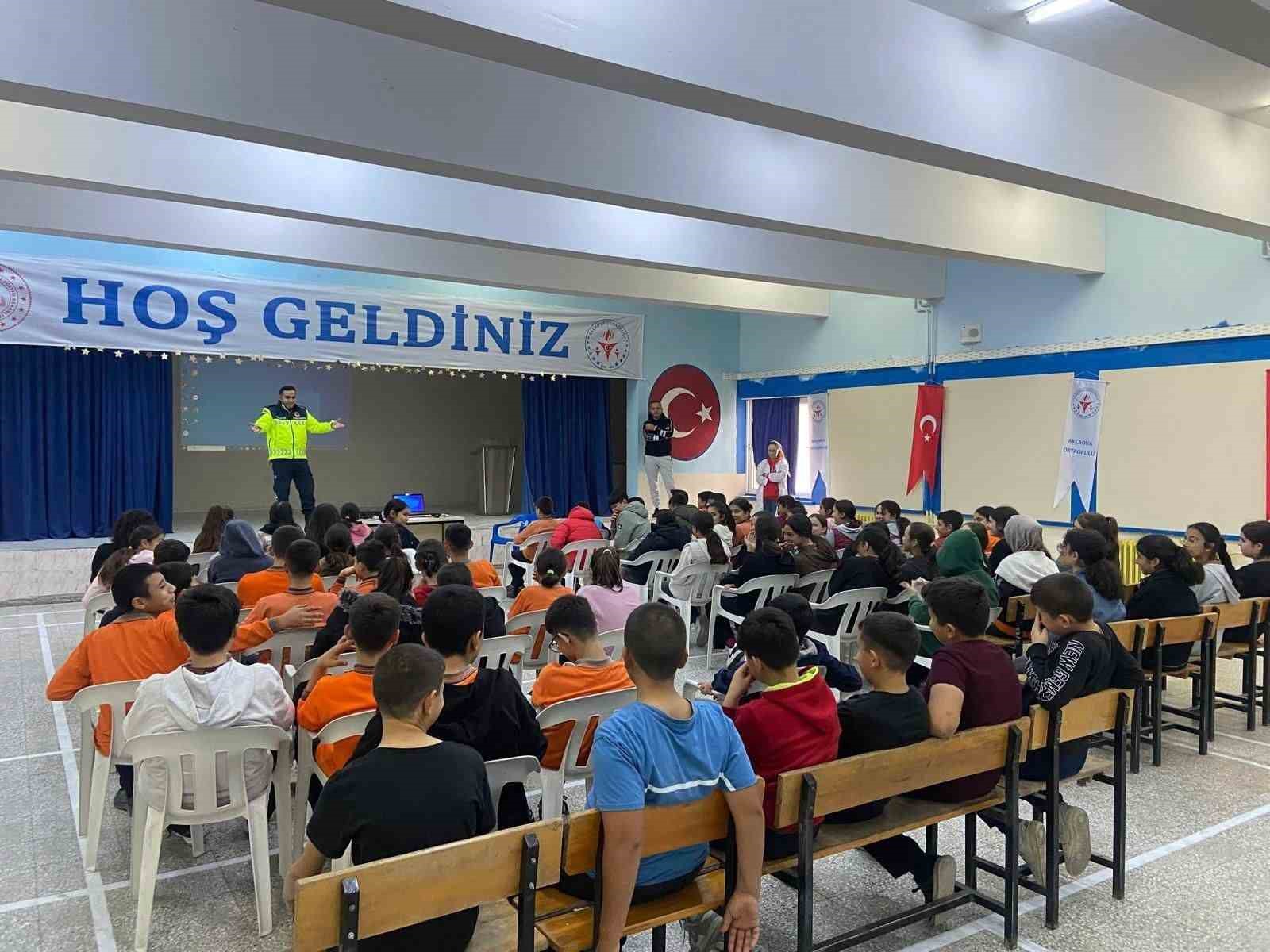 Jandarma ekipleri bilgilendirme çalışmalarını sürdürüyor