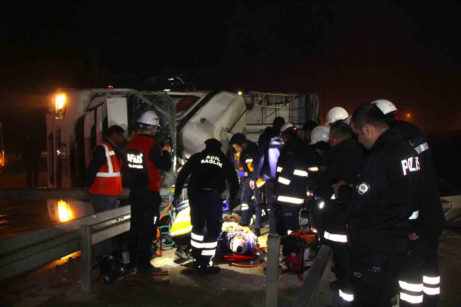 Amasya’da hurda yüklü tır devrildi, araçta sıkışan sürücüyü ekipler kurtardı