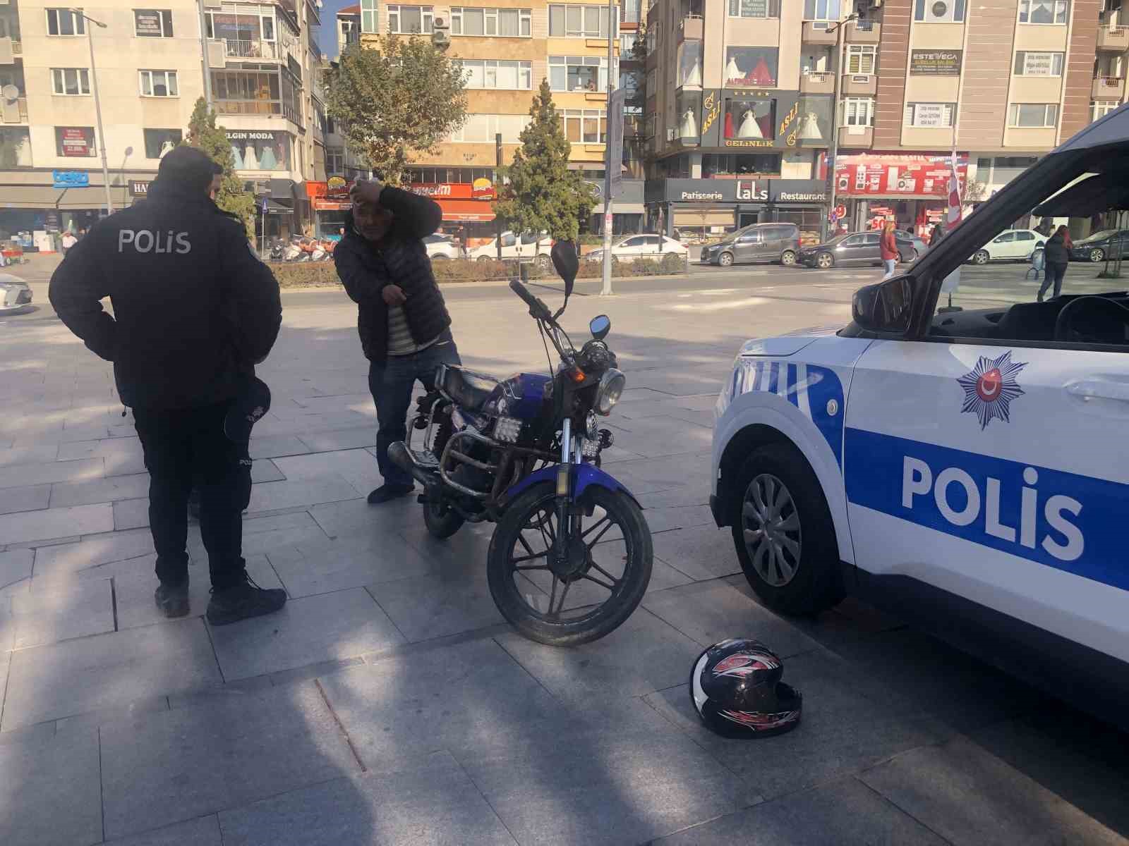 Motosikletliyi kaskıyla dövdü, kanlar içinde kaldı