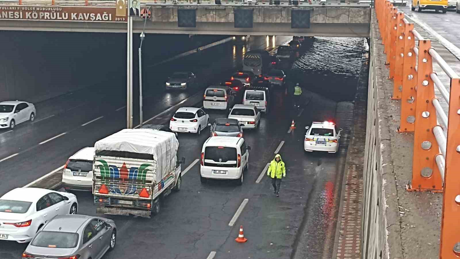 Diyarbakır’da sağanak etkili oldu, sürücüler zor anlar yaşadı