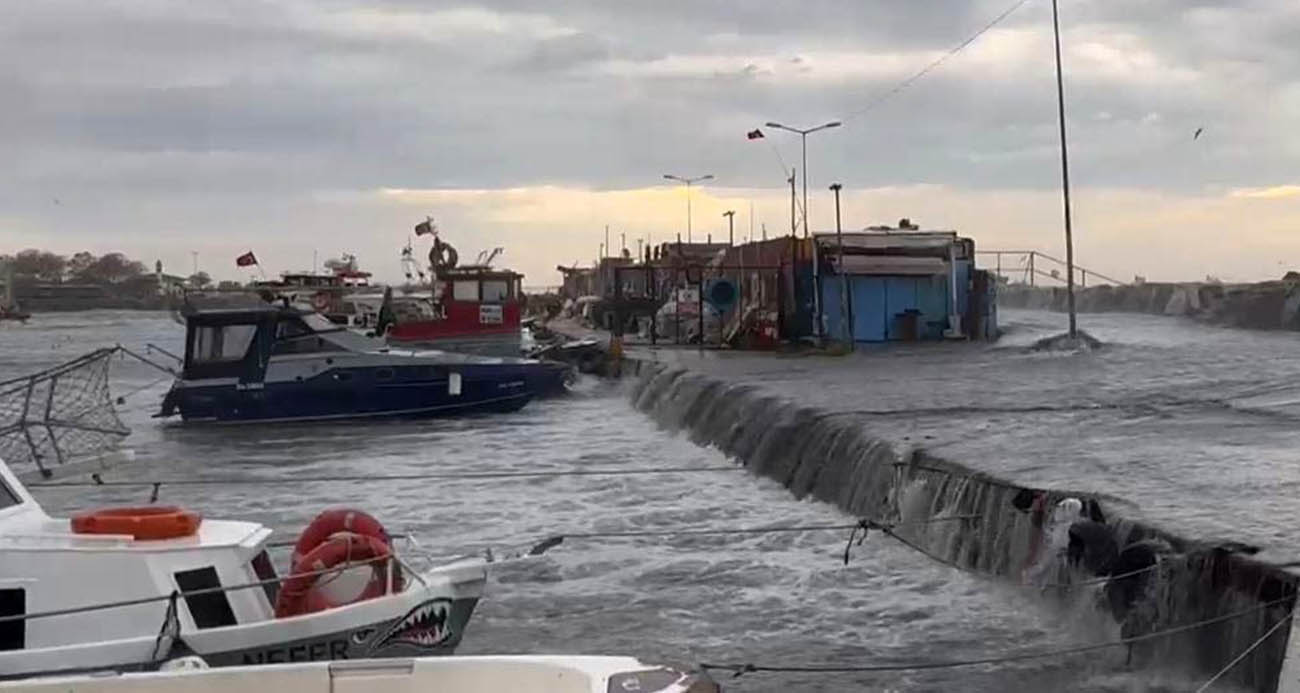 Şiddetli lodos nedeniyle İstanbul’da deniz taştı, tekneler zarar gördü