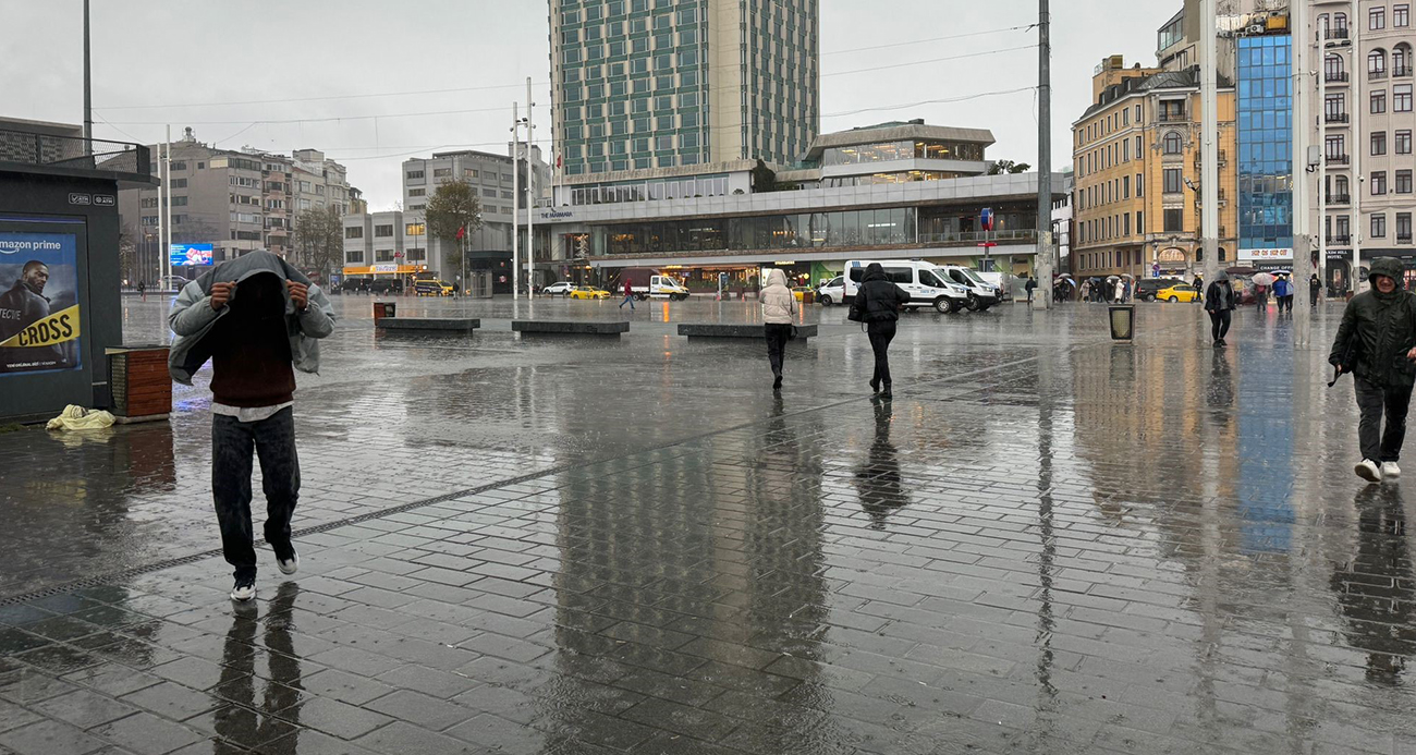 Taksim’de sağanak yağış etkili oldu: Lodos vatandaşlara zor anlar yaşattı