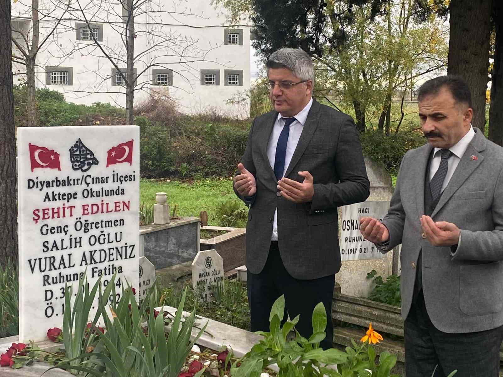 Şehit Öğretmen Vural Akdeniz, kabri başında anıldı