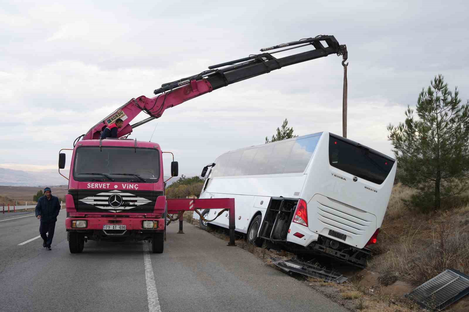 Kırıkkale’de otobüs yan yattı: 30 kişi yara almadan kurtuldu