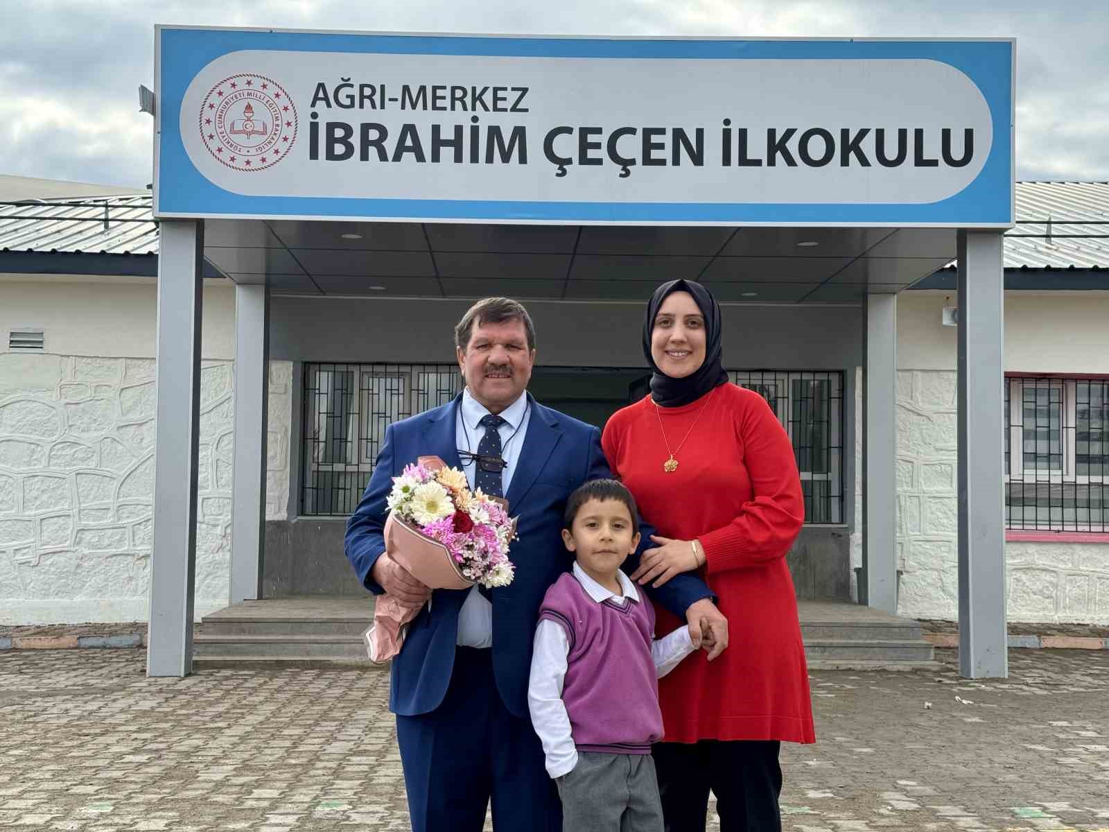 Başarılarla dolu 45 yıllık öğretmenlik hayatına, önlüğünü kızına devrederek veda etti