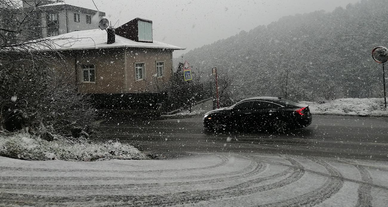 İstanbul’da Aydos Ormanı ve çevresinde kar yağışı etkili oluyor