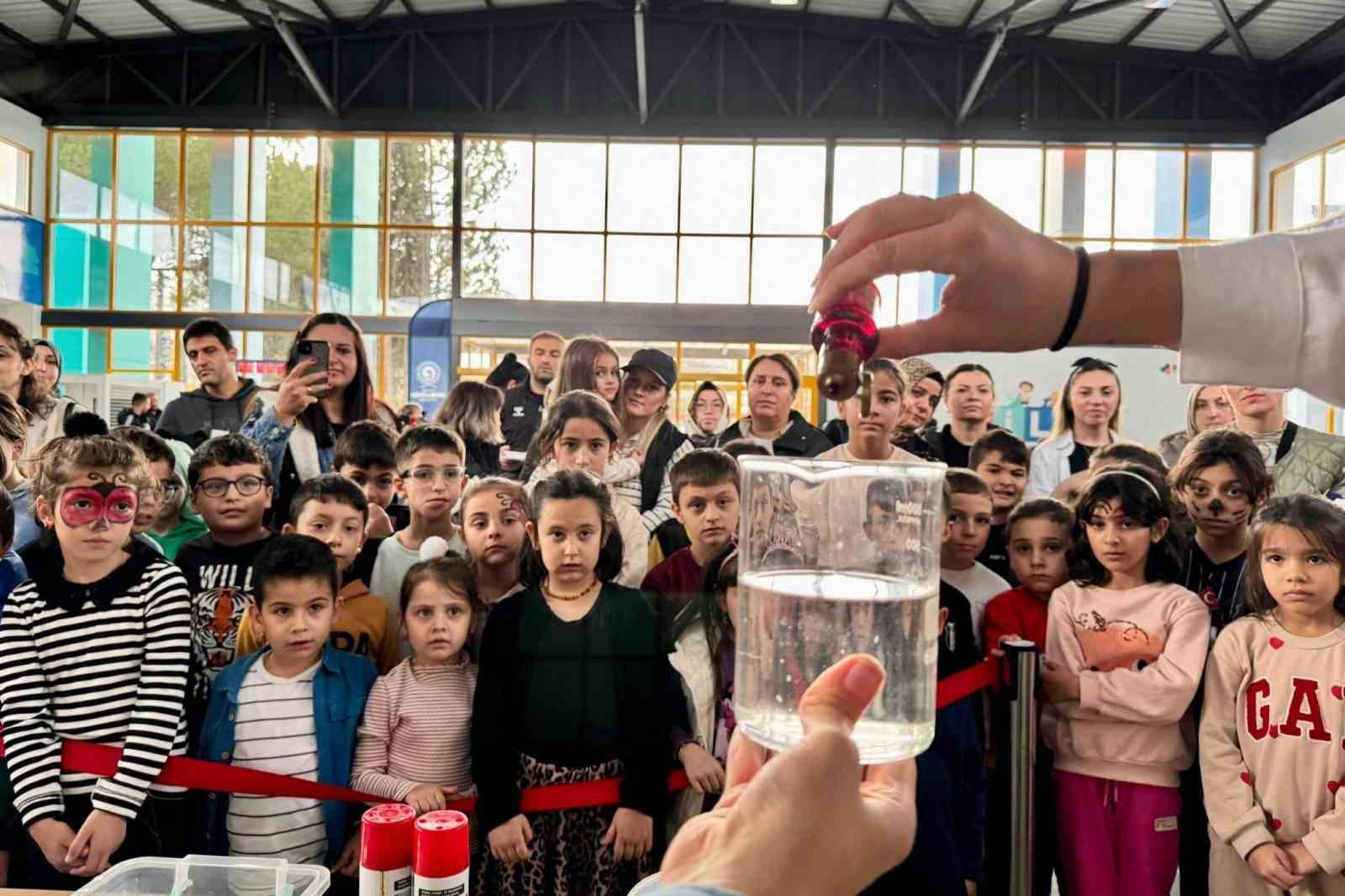 Çocuklar, Bilim Şenliği’nde unutulmayacak bir gün geçirdi