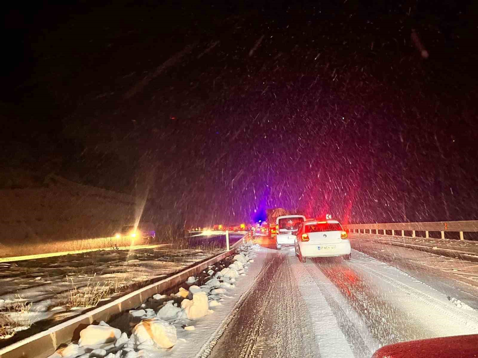 İstanbul’u Karadeniz’e bağlayan D-100 karayolunda kar yağışı etkili oldu